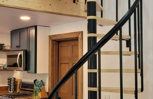 Glacier Cottage | Riverside Cottage Retreat sleeps 4 with hot tub, sauna and wifi
