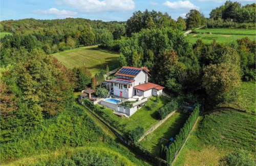 Karlovac House | Riverside House with Pool and Hot Tub - Happy Rentals