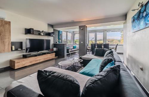 Karlovac House | Riverside House with Pool and Hot Tub - Happy Rentals