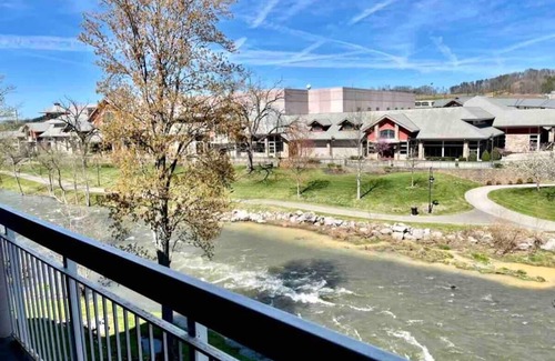 Pigeon Forge Condo | Riverside Pigeon Forge Condo W Mt. LeConte Views