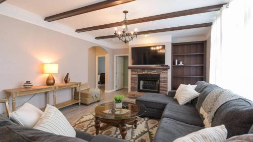 Arden House | Riverside Ranch by AvantStay Mins to Downtown
