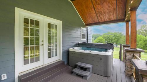 Arden House | Riverside Ranch by AvantStay Mins to Downtown
