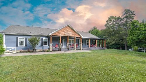 Arden House | Riverside Ranch by AvantStay Mins to Downtown