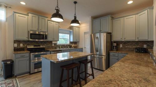 Arden House | Riverside Ranch by AvantStay Mins to Downtown