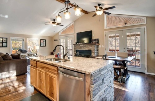 Franklin House | Riverside retreat w/soothing views & soft sounds
