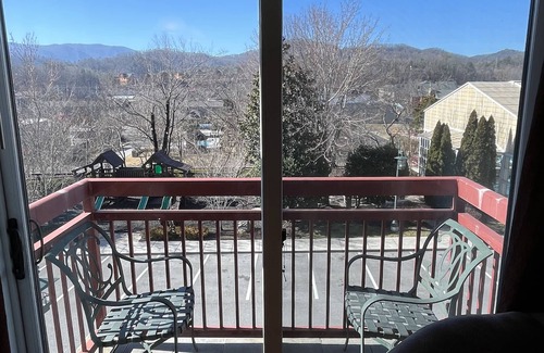 Pigeon Forge Condo | RIVERSTONE RESORT-1 BED/1 BTH LUX CONDO-OCTOBER SPECIALS- 149-179 PER NIGHT!