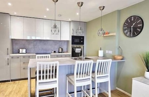 Grangetown Apartment | Riverview Apartment by Switchback Stays