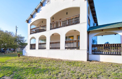 Ingram House | Riverview House, Lower Unit, 2BR/1BA, Sleeps 6, Balcony, Full Kitchen, Grill