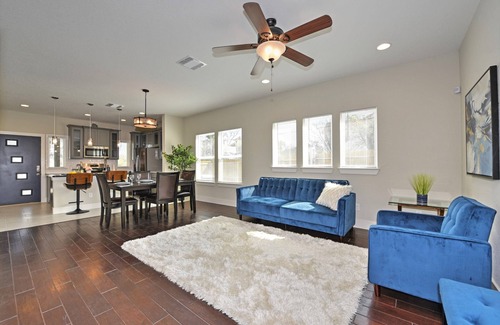 Near East Side House | RIVERWALK/ALAMODOME TOWNHOME - WITH HOT TUB & Wood Fire Pit!1 MILE TO RIVERWALK