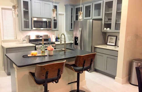 Near East Side House | RIVERWALK/ALAMODOME TOWNHOME - WITH HOT TUB & Wood Fire Pit!1 MILE TO RIVERWALK