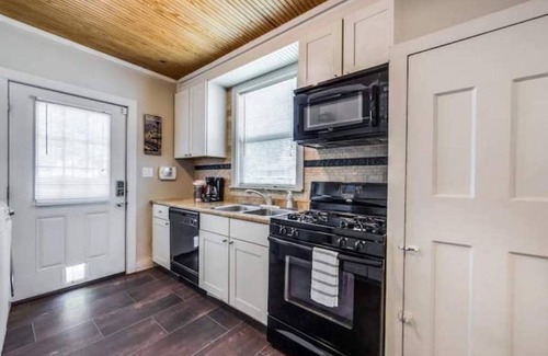 Historic Garderns Apartment | Riverwalk/Alamodome/Suite 1