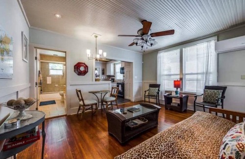 Historic Garderns Apartment | Riverwalk/Alamodome/Suite 1