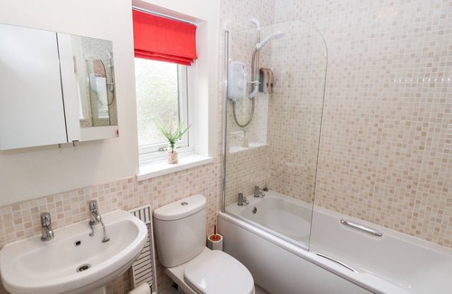 Croxton Kerrial Cottage | ROBIN'S NEST, pet friendly, with open fire in Vale Of Belvoir