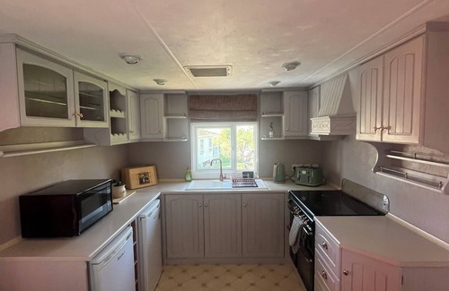 Hamworthy Ski Chalet | Robin’s Lodge with a sea view