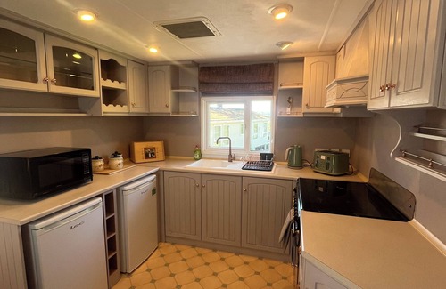 Hamworthy Ski Chalet | Robin’s Lodge with a sea view