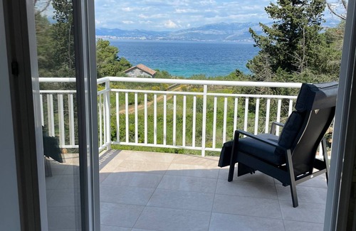 Cove Makarac (Milna) Apartment | Robinson House 70m from the beach