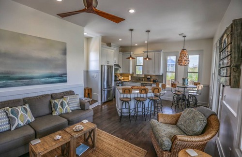 Sunnyside House | Rock Lobster: Beautiful Beach House across from the GULF with Shared Pool