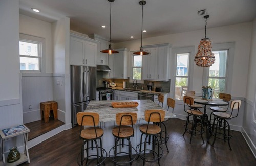 Sunnyside House | Rock Lobster: Beautiful Beach House across from the GULF with Shared Pool