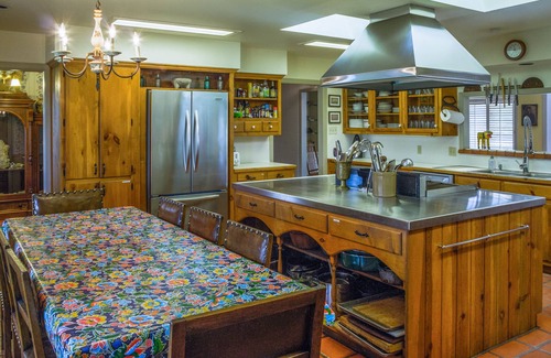 Scenic Brook West House | Rockin' Y Ranch - Pool, Pickleball Court, Party Barn, 15 Minutes to Downtown.