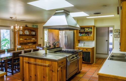 Scenic Brook West House | Rockin' Y Ranch - Pool, Pickleball Court, Party Barn, 15 Minutes to Downtown.