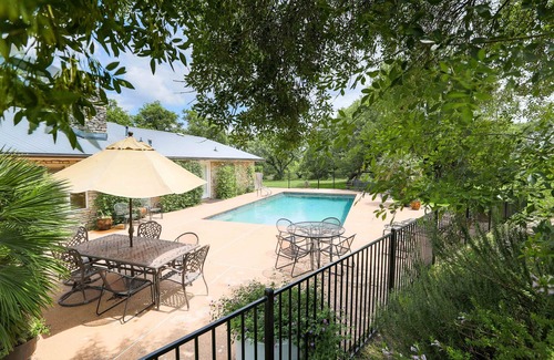 Scenic Brook West House | Rockin' Y Ranch - Pool, Pickleball Court, Party Barn, 15 Minutes to Downtown.