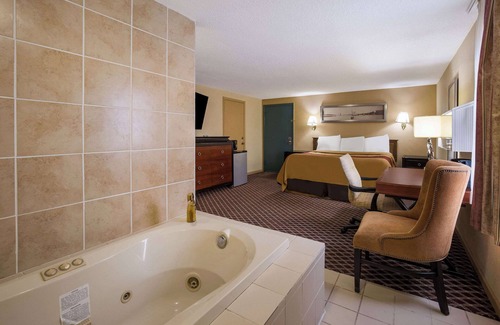 Erie Hotel | Rodeway Inn
