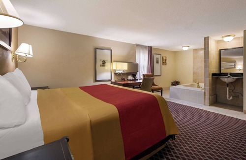 Erie Hotel | Rodeway Inn