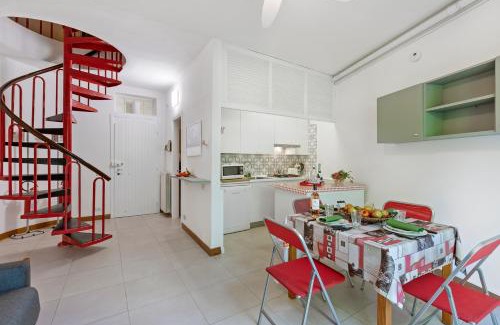 Ispra Apartment | Rododendro Rosso - Happy Rentals