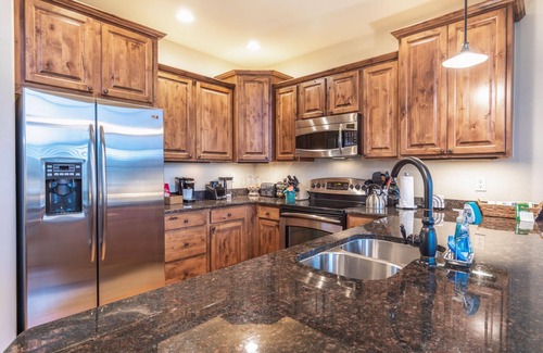 Wildernest Condo | Rolling Ridge Lodge: Mountain and Lake Views, Private Hot Tub, Close to Keystone and Breckenridge!