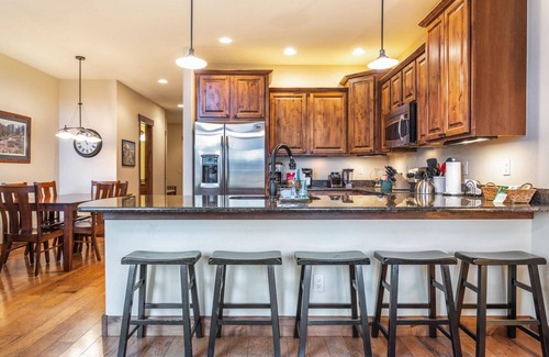 Wildernest Condo | Rolling Ridge Lodge: Mountain and Lake Views, Private Hot Tub, Close to Keystone and Breckenridge!