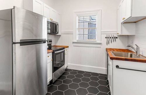 Thomas Square Apartment | Romantic 1BR Walk to Forsyth, Starland and SCAD