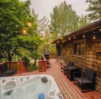Tannersville House | Romantic Chalet Hot Tub Near Hunter Mountain