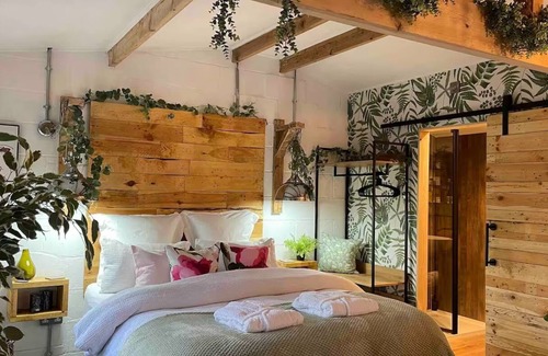 Nantwich Cabin | ROMANTIC COLONIAL LODGE WITH HOT TUB, RURAL CHESHIRE