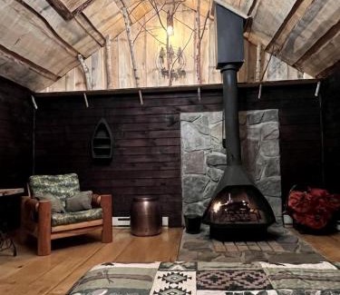 Lisbon House | Romantic Escapes to New Hampshire in this Cozy Log Cabin in Lisbon