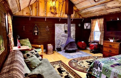 Lisbon House | Romantic Escapes to New Hampshire in this Cozy Log Cabin in Lisbon