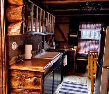 Lisbon House | Romantic Escapes to New Hampshire in this Cozy Log Cabin in Lisbon