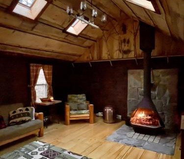 Lisbon House | Romantic Escapes to New Hampshire in this Cozy Log Cabin in Lisbon