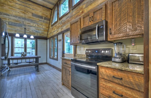 Blue Ridge Cabin | Romantic Getaway, King Bed, privateHOT TUB,Outdoor Fireplace&movies, DOWNTOWN 1m