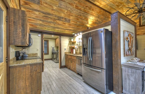 Blue Ridge Cabin | Romantic Getaway, King Bed, privateHOT TUB,Outdoor Fireplace&movies, DOWNTOWN 1m