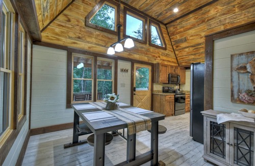 Blue Ridge Cabin | Romantic Getaway, King Bed, privateHOT TUB,Outdoor Fireplace&movies, DOWNTOWN 1m