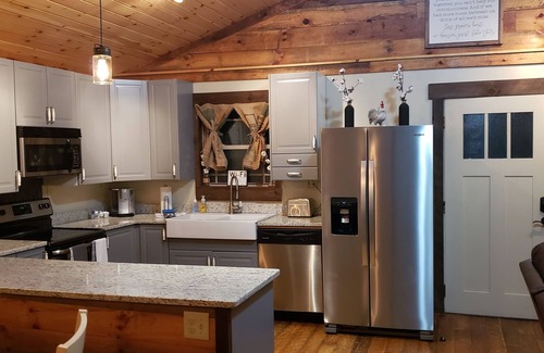 Blue Ridge Cabin | Romantic getaway, Outdoor MOVIES, fireplace,Hot Tub, KING BED, 1mile Downtown