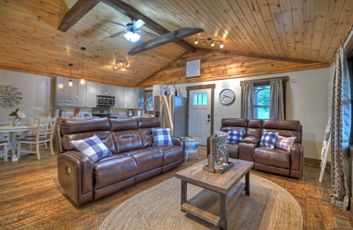 Blue Ridge Cabin | Romantic getaway, Outdoor MOVIES, fireplace,Hot Tub, KING BED, 1mile Downtown