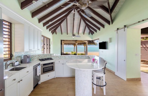 Long Bay House | Romantic Getaway, LOWEST DENSITY on the Island, STAND ALONE BUNGALOWS!