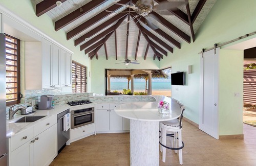 Long Bay House | Romantic Getaway, World Class Beach, Perfect Location!