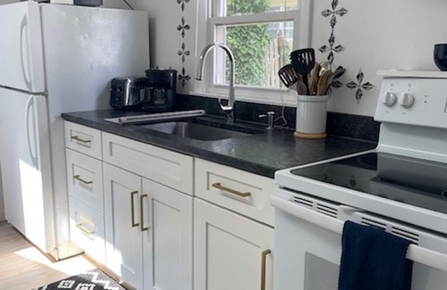 Manasquan House | Romantic guest cottage 3 minute drive to beach and 1 blk to town!