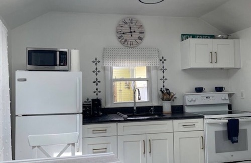 Manasquan House | Romantic guest cottage 3 minute drive to beach and 1 blk to town!