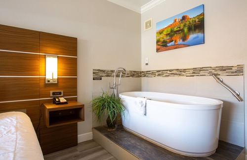 Sedona Hotel | Romantic King Retreat with Scenic Views & Soaking Tub for Relaxation