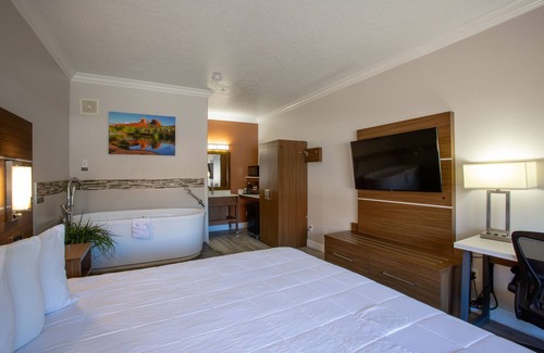 Sedona Hotel | Romantic King Retreat with Scenic Views & Soaking Tub for Relaxation
