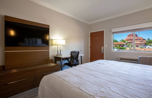 Sedona Hotel | Romantic King Retreat with Scenic Views & Soaking Tub for Relaxation