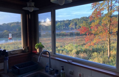 Jones Cottage | Romantic lakeshore treehouse: beautiful views, solitude & fiber-optic WiFi